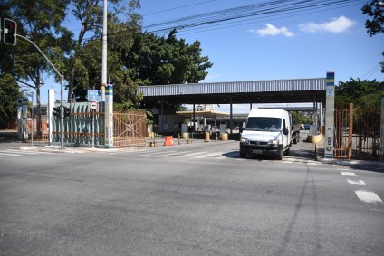Movimentação nos portões de entrada e saída do Ceagesp em São Paulo