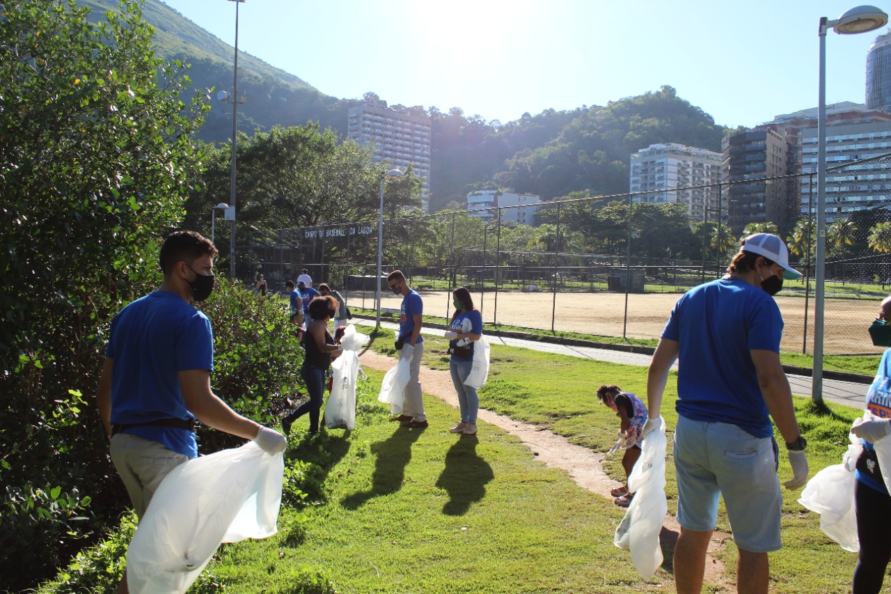 Voluntários participam de limpeza na Lagoa Rodrigo de Freitas, no Rio de Janeiro