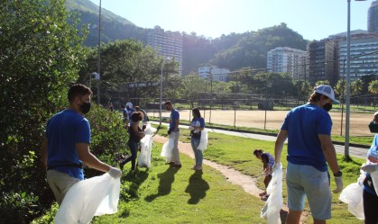 Voluntários participam de limpeza na Lagoa Rodrigo de Freitas, no Rio de Janeiro
