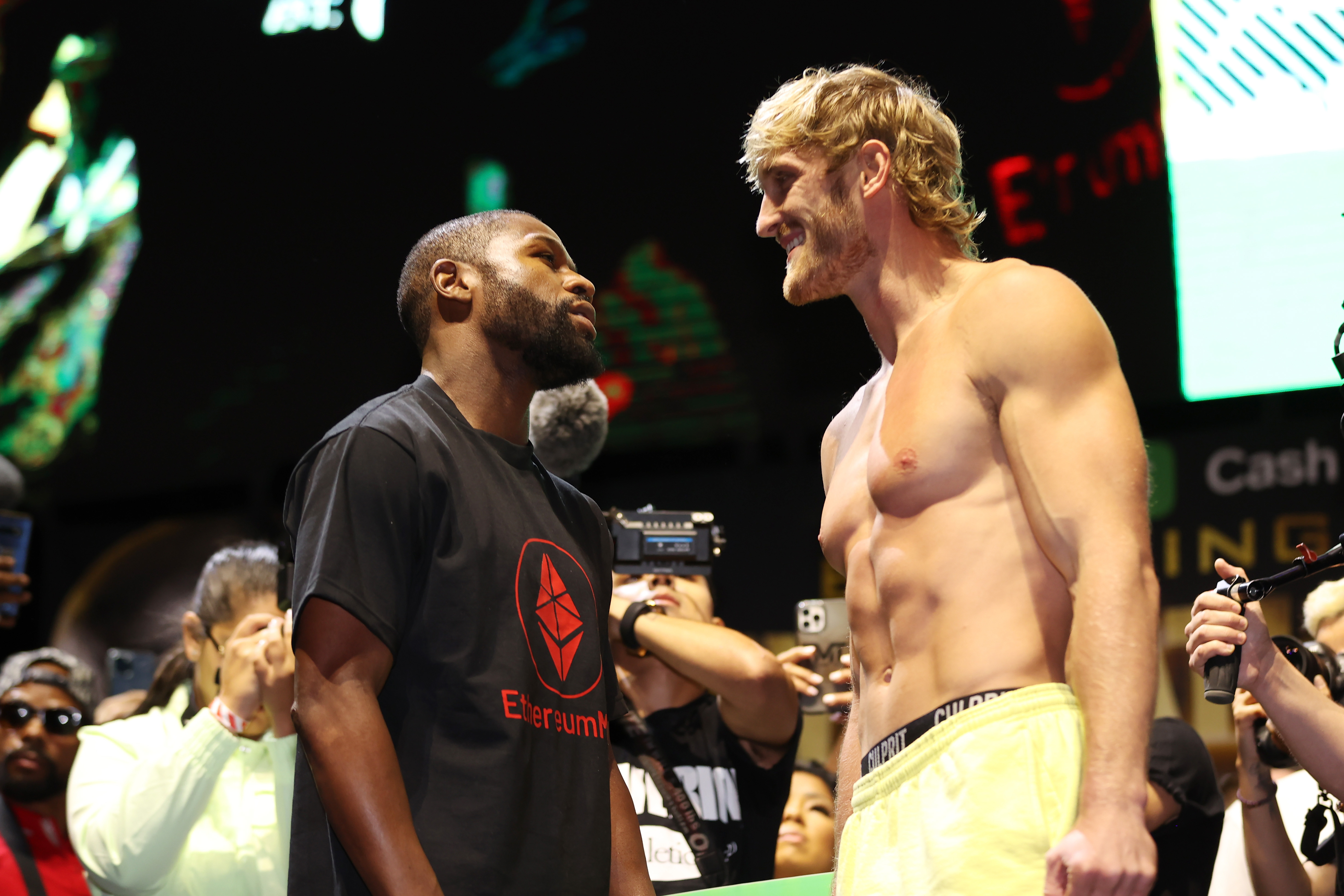 Floyd Mayweather e Logan Paul se encaram antes de luta de boxe neste domingo (6)