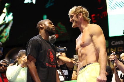 Floyd Mayweather e Logan Paul se encaram antes de luta de boxe neste domingo (6)