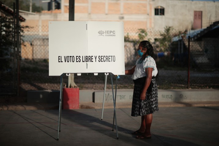 Estação de votação em Atzacoaloya, no estado mexicano de Guerrero / Foto: Hector Vivas - 6.jun.2021/Getty Images