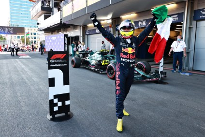 O mexicano Sergio Pérez, da Red Bull, comemora vitória no GP de Baku de F1
