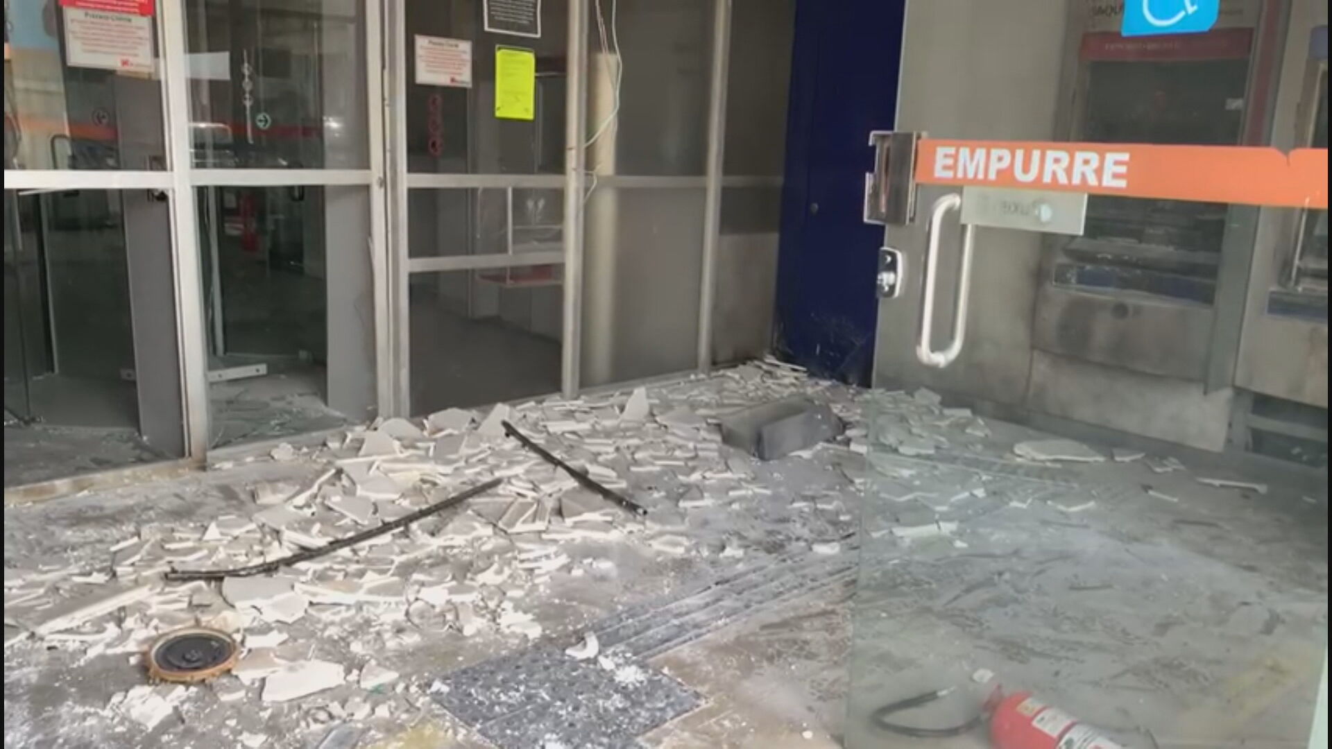 Agência bancária incendiada em Manaus (06.jun.2021)