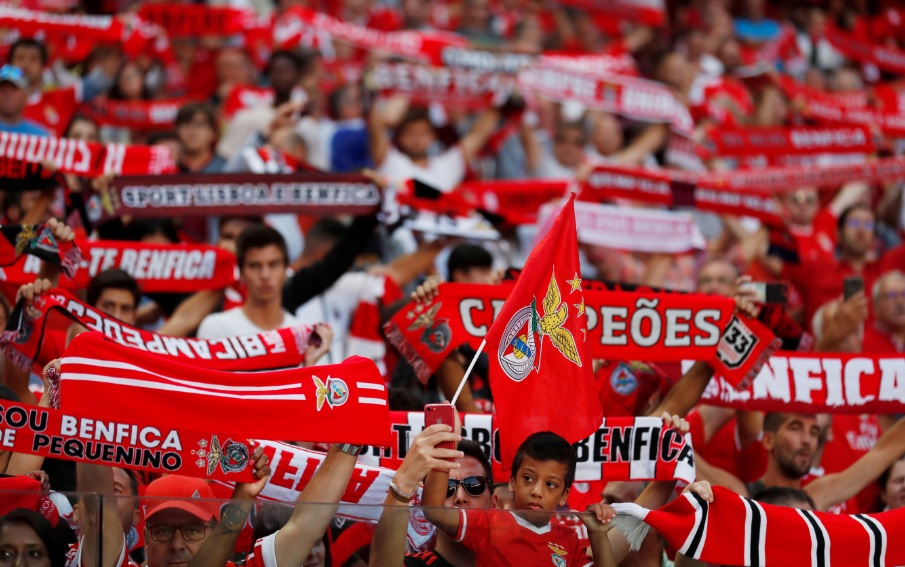 Torcedores do Benfica, em jogo pelo campeonato português