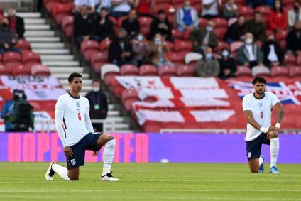 Jogadores da Inglaterra ajoelham em protesto