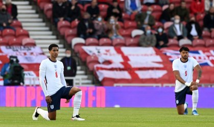 Jogadores da Inglaterra ajoelham em protesto