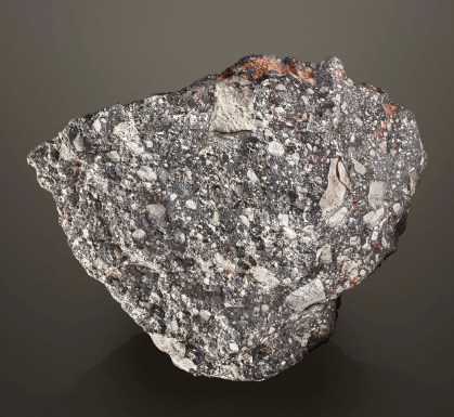 Meteorito lunar NWA 12691, que será vendido por casa de leilões
