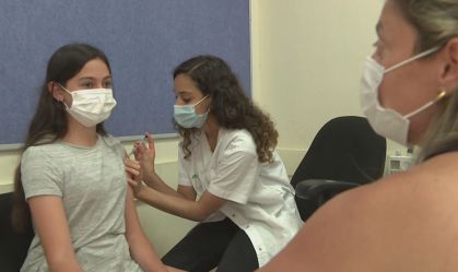 Israel começa a vacinar adolescentes entre 12 e 15 anos contra Covid-19