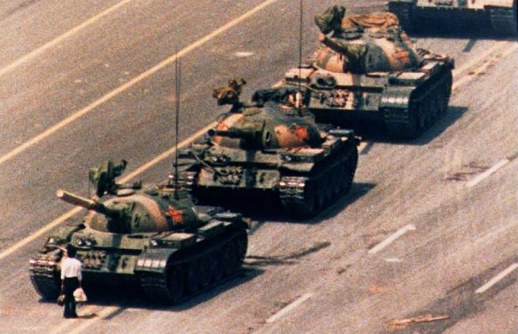 Imagem clássica tornou-se símbolo das manifestações na Praça Tiananmen, em 1989 / Foto: Reprodução/Charlie Cole