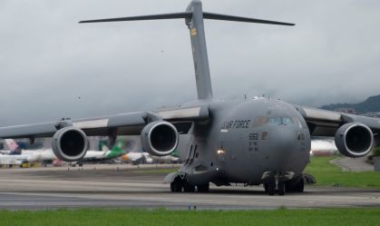 Senadores dos EUA enviam avião com 750 mil doses de vacinas para Taiwan