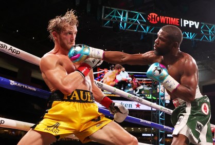 Luta entre Logan Paul (E) e Floyd Mayweather terminou empatada após 8 rounds