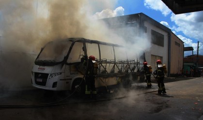 Ônibus incendiado em Manaus, no Amazonas