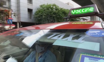 Taxista usa sinal luminoso para indicar que foi vacinado na Tailândia