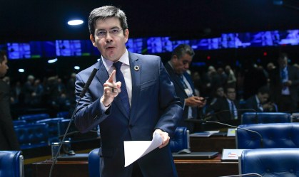“Cena de desdém macabro”, diz Randolfe sobre passeio de Bolsonaro de jet ski 