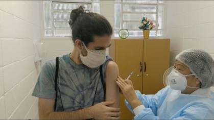 Jovens com mais de 18 anos já podem ser vacinados contra Covid-19