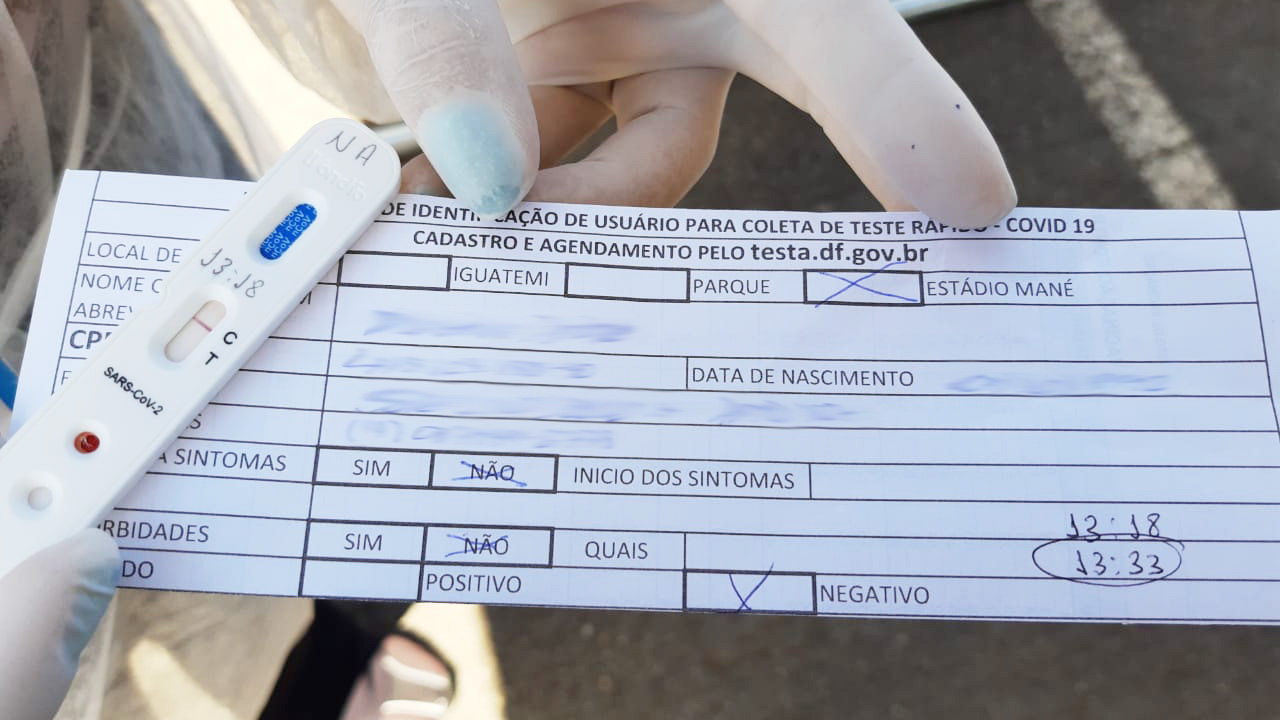 Repórter da CNN, Natália André, realiza teste rápido para o novo coronavírus.