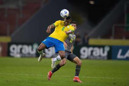 Alex Sandro disputa a bola em partida contra o Equador