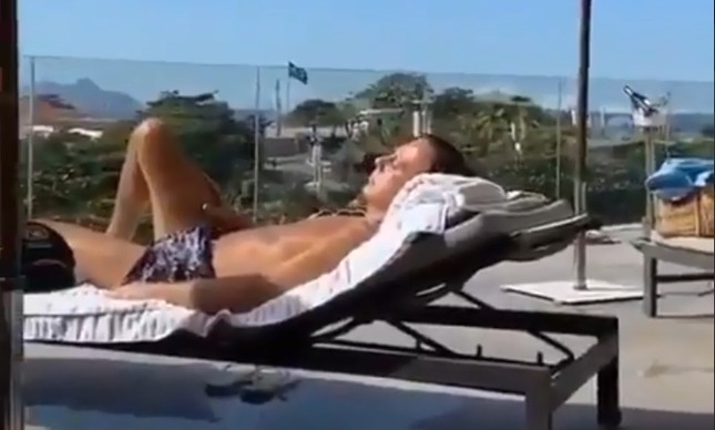 João Doria é visto tomando sol em hotel de luxo