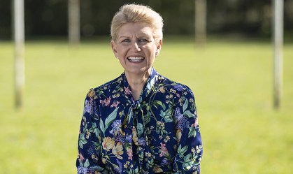 Debbie Hewitt se torna primeira mulher a presidir a Federação de Futebol inglesa