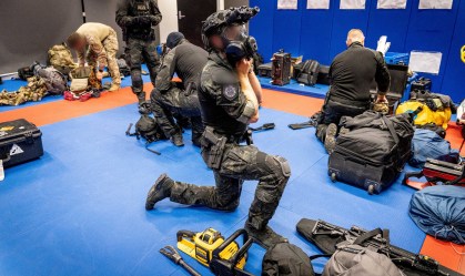 FBI planta celulares em quadrilhas e prende mais de 800 pessoas em ação mundial