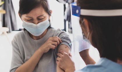 Saiba quais são os efeitos colaterais das vacinas de Covid-19 em uso no Brasil