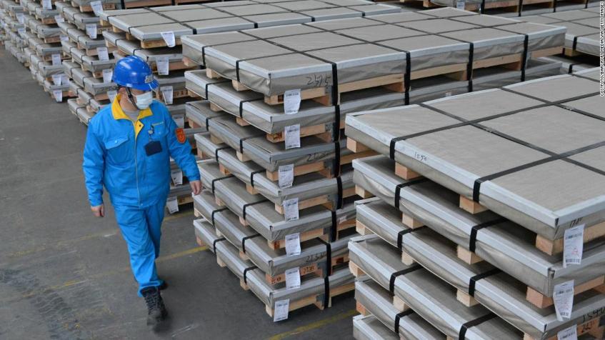 Mercadorias em inspeção em um armazém de comércio exterior na província de Jiangsu, China, em março / Foto: Getty Images
