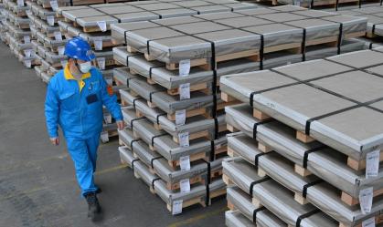 Exportações da China voltam a recuar e importações atingem menor nível em 4 anos