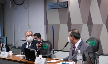 Omar Aziz pede a Queiroga que Bolsonaro se vacine para dar exemplo