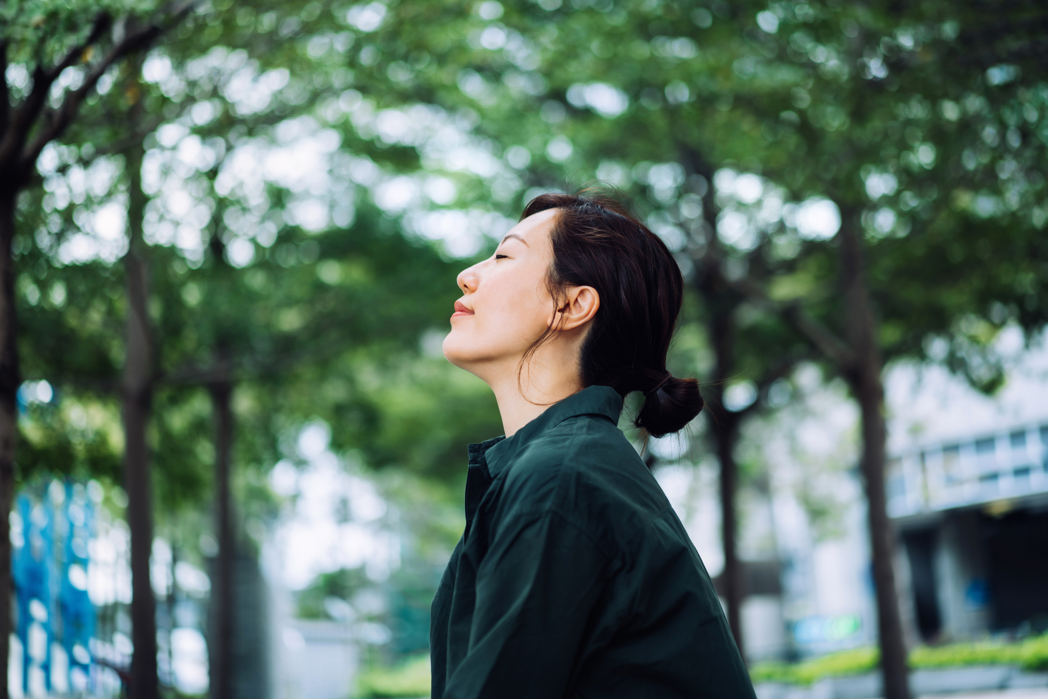 Mulher em cenário urbano, meditação