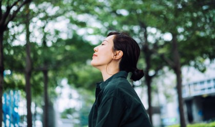 Cinco passos para começar a meditar durante o dia e conseguir dormir melhor