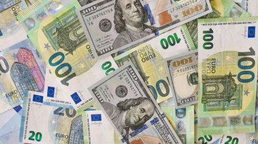 Notas de dólar e euros