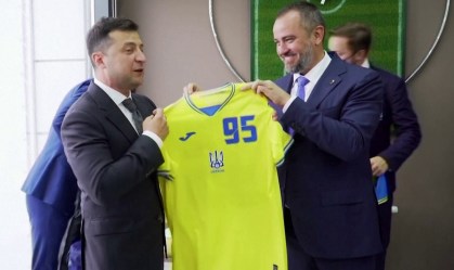 Presidente da Ucrânia, Volodymyr Zelensky, mostra a camisa da seleção do país