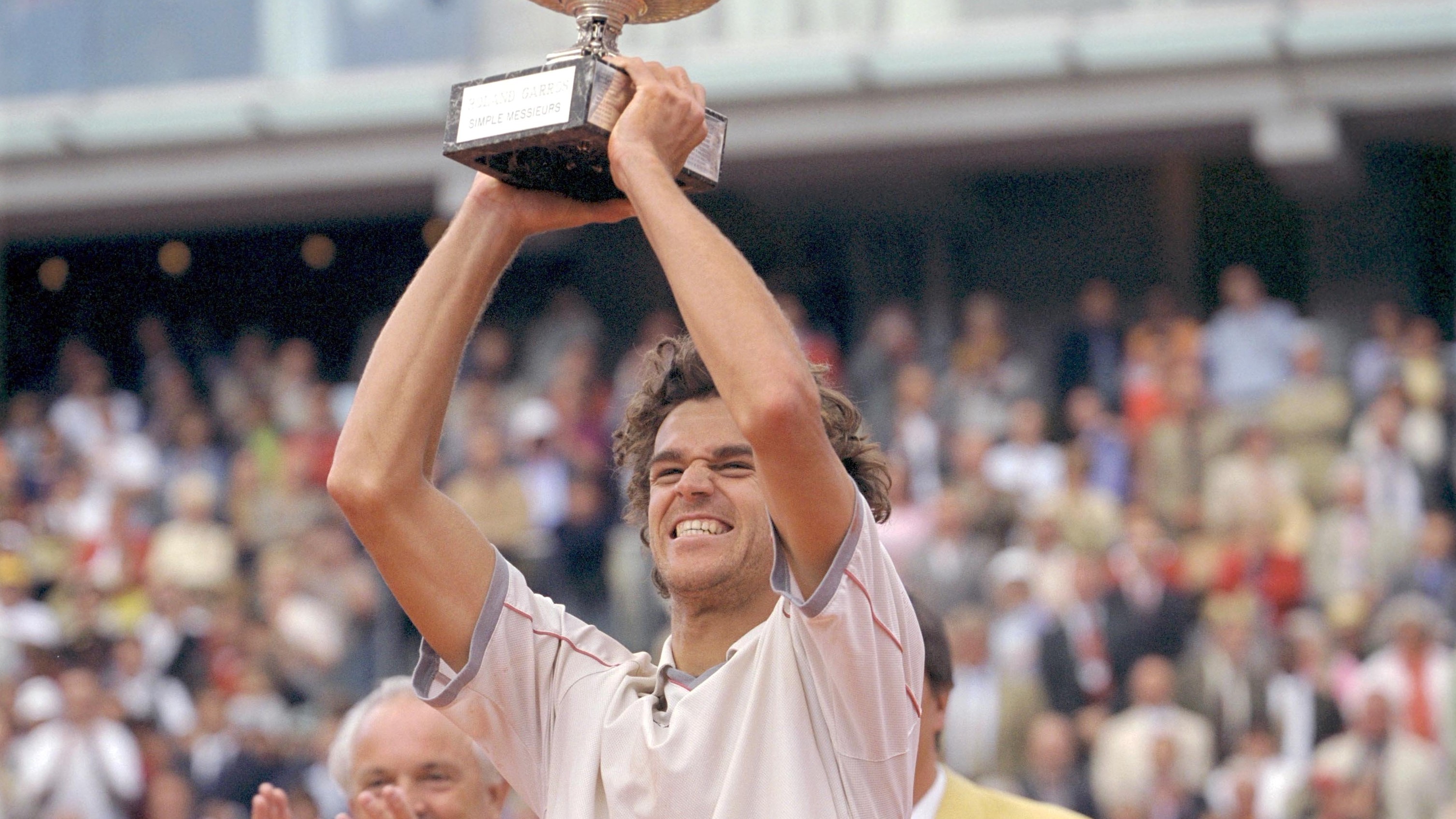 Guga ergue o troféu de Roland Garros ao conquistar o tricampeonato do Grand Slam, em 2001 • Foto: Lenhof Stevens - 6.jun.2001/Gamma-rapho Via Getty Images