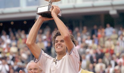 Guga relembra tricampeonato em Roland Garros, há 20 anos, e lamenta lesões
