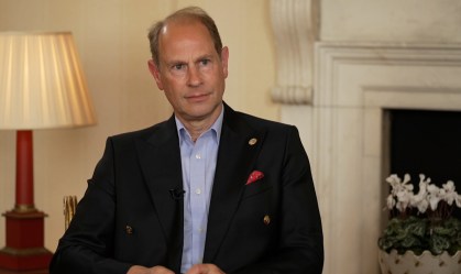 'Família é assim': Príncipe Edward fala sobre Harry e Meghan e o luto da rainha