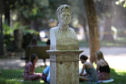 Busto do poeta italiano Dante Alighieri em Roma, na Itália