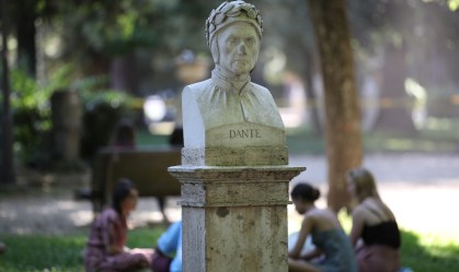 Busto do poeta italiano Dante Alighieri em Roma, na Itália