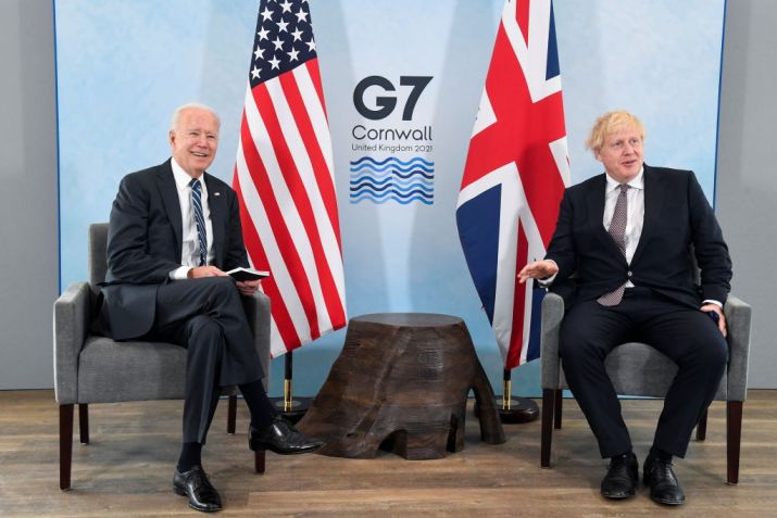 Presidente dos EUA, Joe Biden, e primeiro-ministro da Inglaterra, Boris Johnson, conversam durante cúpula do G7 / Foto: Toby Melville - WPA Pool/Getty Images