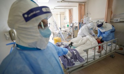 Equipe médica atua em hospital de Wuhan, China, epicentro do coronavírus