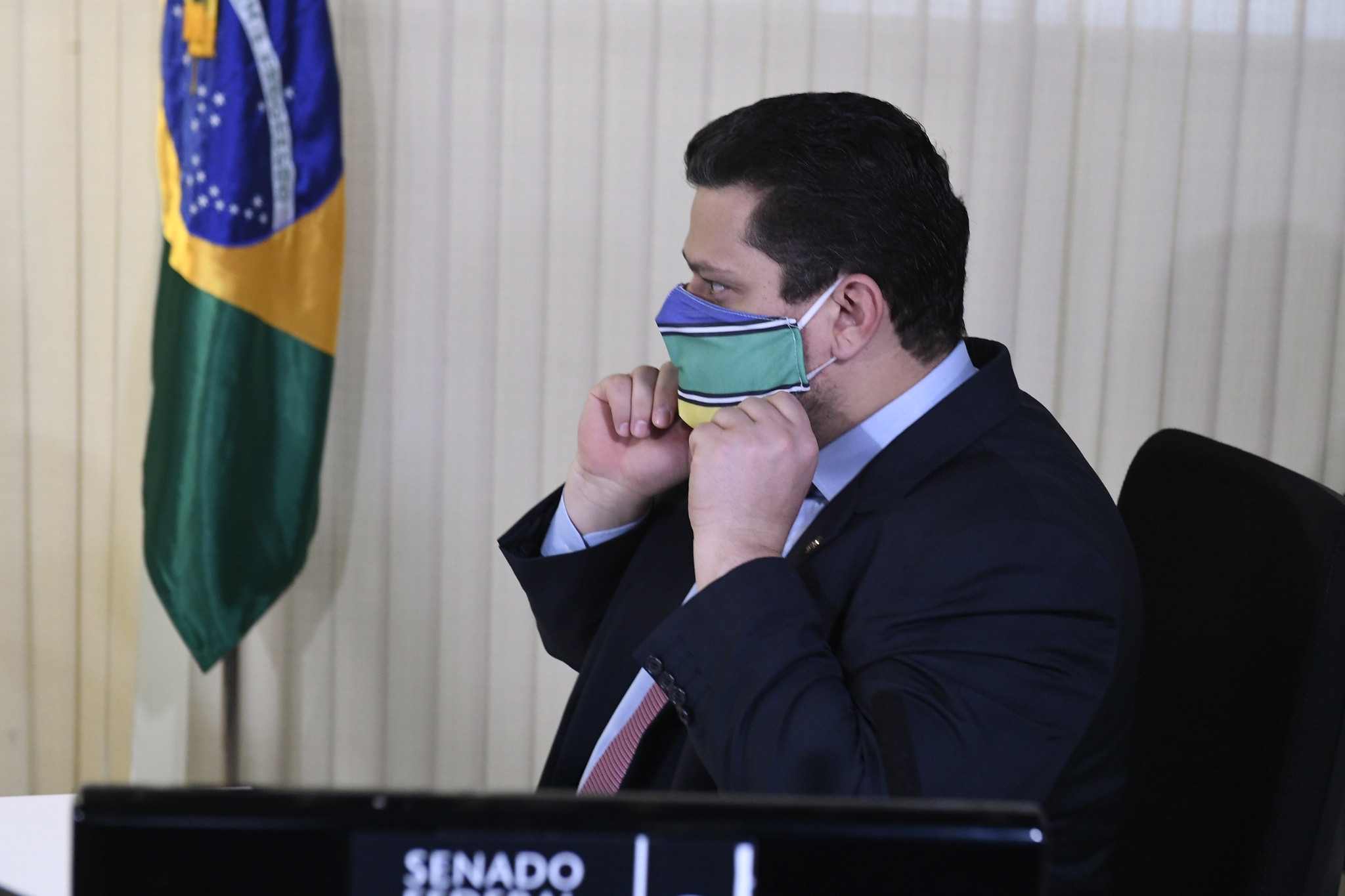Davi Alcolumbre usa máscara durante sessão remota do Senado