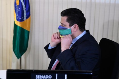 Davi Alcolumbre usa máscara durante sessão remota do Senado