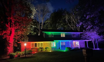Casal ilumina casa nos EUA