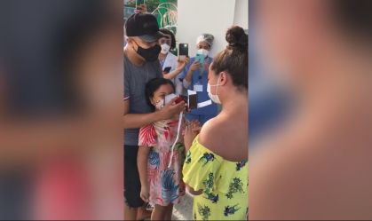 Mulher é pedida em casamento após receber alta de hospital em Salvador