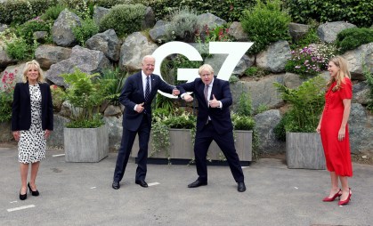 Joe Biden e Boris Johnson se cumprimentam em Cornualha antes de cúpula do G7