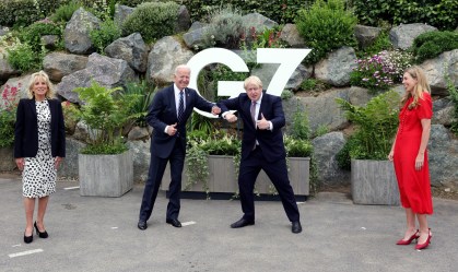 Joe Biden e Boris Johnson se cumprimentam em Cornualha antes de cúpula do G7
