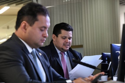 O presidente do Senado Davi Alcolumbre comanda votação remota 