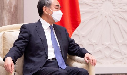 Ministro das Relações Exteriores da China, Wang Yi, sentado em poltrona