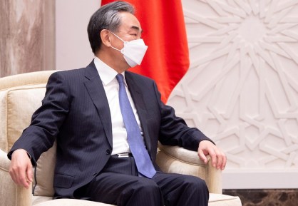 Ministro das Relações Exteriores da China, Wang Yi, sentado em poltrona
