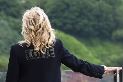 A primeira-dama dos Estados Unidos, Jill Biden, usa jaqueta com 'Love'